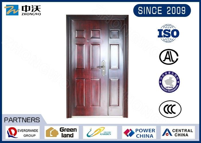 Puerta cortafuego de la entrada del garaje de los edificios